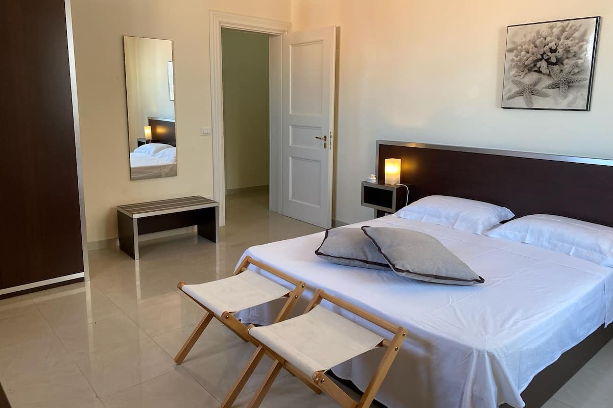 In-room safe, soundproofing, WiFi (free)