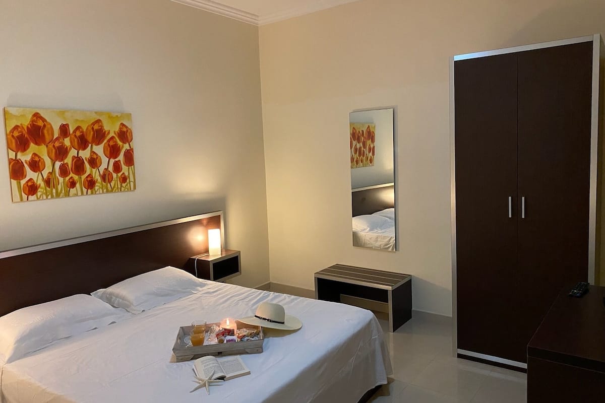 In-room safe, soundproofing, WiFi (free)