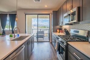 Apartamento superior, 1 habitación, no fumadores | Cocina privada | Frigorífico grande, microondas, horno y placa de cocina