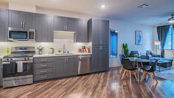 Elite Apartment, 1 Bedroom, Non Smoking, Kitchen | Private kitchen | Full-size fridge, microwave, oven, stovetop
