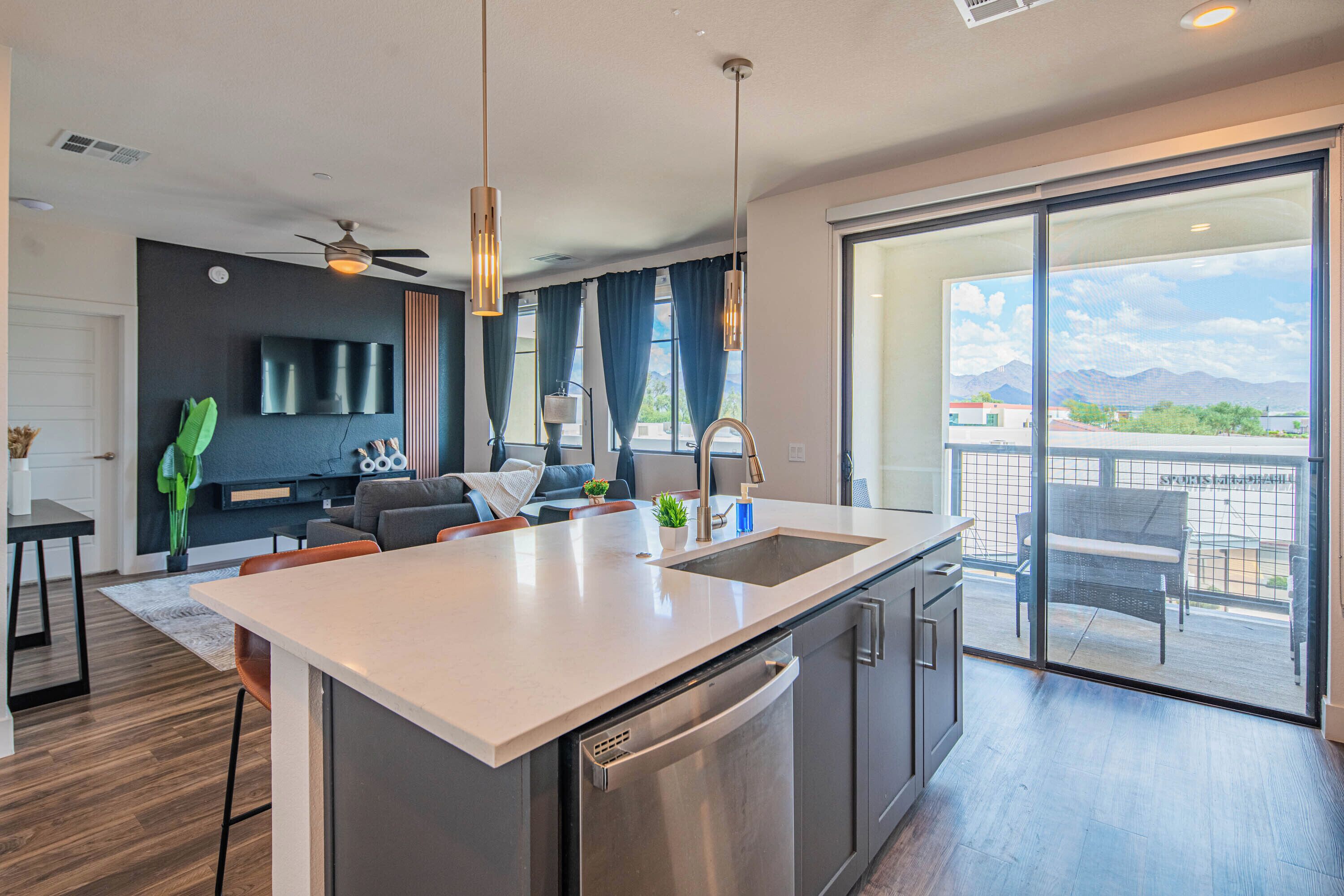 Full-sized fridge, microwave, oven, stovetop