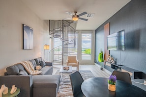 Executive-Apartment, 2 Schlafzimmer, Nichtraucher, Küche | Wohnbereich | 55-Zoll-Smart-TV mit Digitalempfang