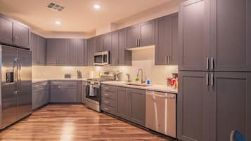 Elite Apartment, 1 Bedroom, Non Smoking, Kitchen | Private kitchen | Full-size fridge, microwave, oven, stovetop