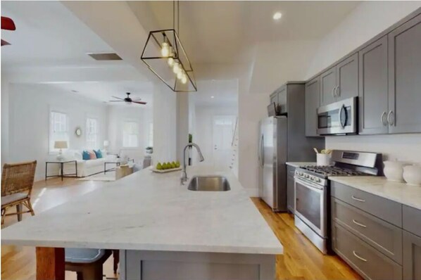 電子レンジ、オーブン、コンロ、食器洗い機