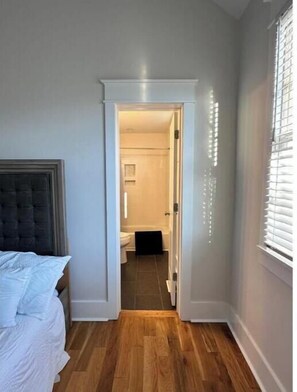 3 habitaciones, tabla de planchar con plancha, wifi y ropa de cama