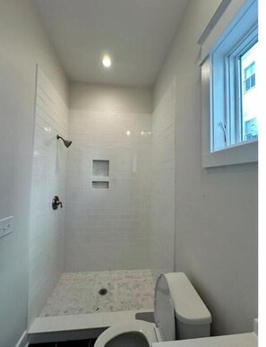 Shower, hair dryer, towels, soap - Historic Downtown 3-bedroom house in marvelous Charleston with WiFi, AC (Charleston)