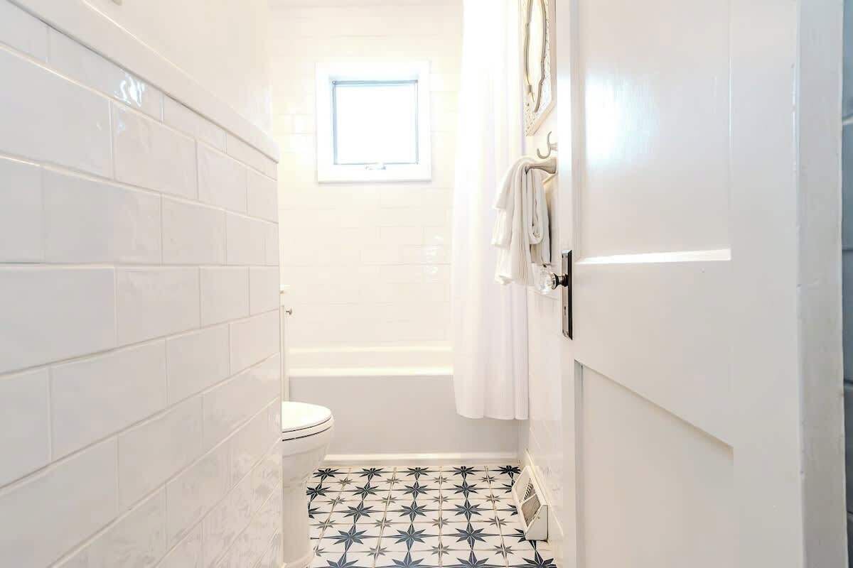 Shower, hair dryer, towels, shampoo