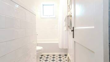 Shower, hair dryer, towels, shampoo
