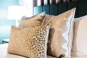 Escritorio, tabla de planchar con plancha, wifi gratis y ropa de cama