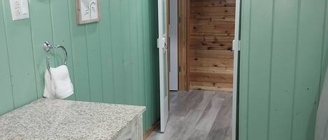 Chuveiro, secador de cabelo, toalhas de banho, sabonete