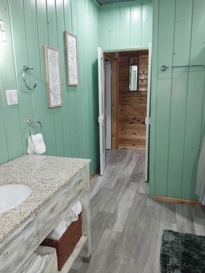 Shower, hair dryer, towels, soap - Ozark Lodge-Spacious Stay adjacent to Ozark Retreat  (Licking)