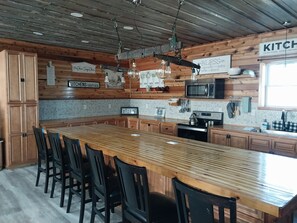 Mikrobølgeovn, ovn, kokeplater og oppvaskmaskin