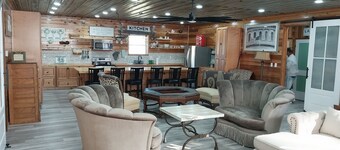 Ozark Lodge-Spacious Stay adjacent to Ozark Retreat 