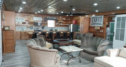 Ozark Lodge-Spacious Stay adjacent to Ozark Retreat