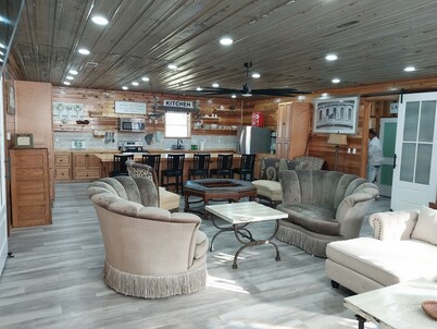 Ozark Lodge-Spacious Stay adjacent to Ozark Retreat 