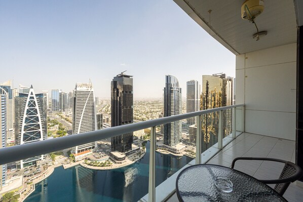 Outdoor dining - Bright 1BR w/ Lake Views, Jumeirah Lake Towers by Deluxe Holiday Homes (Dubai)