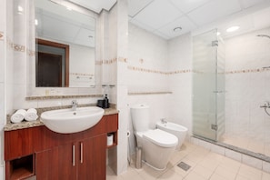 Douche, sèche-cheveux, serviettes fournies, savon