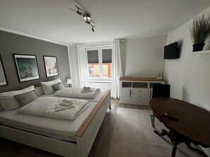 5 soverom, skrivebord, strykejern/-brett og reiseseng for barn