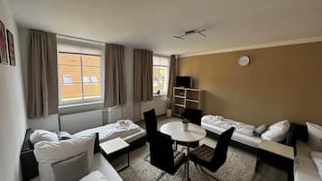 5 Schlafzimmer, Schreibtisch, Bügeleisen/Bügelbrett, Reisekinderbett