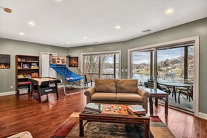 Smart TV, chimenea y libros 