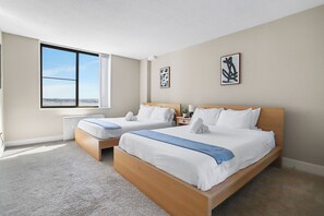 شقة مريحة - غرفة نوم واحدة - بشرفة - منظر للمدينة | 1 غرفة نوم وأغطية فراش متميزة ومكتب ومساحة عمل للكمبيوتر المحمول