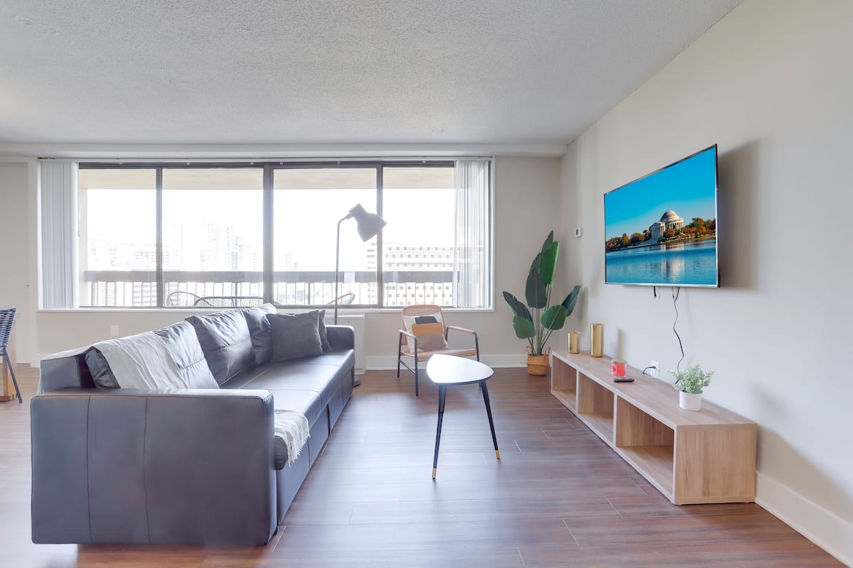 Comfort appartement, 1 slaapkamer, balkon | Woonruimte | Een 50-inch smart-tv met kabelzenders
