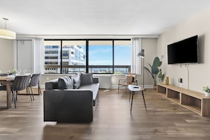 Apartamento Confort, 1 habitación, balcón, vistas a la ciudad | Zona de estar | Smart TV de 50 pulgadas con canales por cable