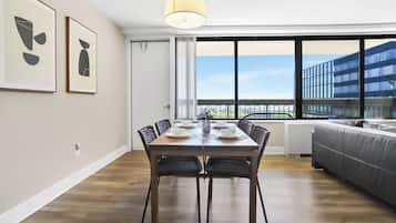 Apartemen Comfort, 1 kamar tidur, balkon, pemandangan kota | Ruang makan