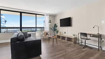 Comfort-Apartment, 1 Schlafzimmer, Balkon, Stadtblick | Wohnbereich | 50-Zoll-Smart-TV mit Kabelempfang