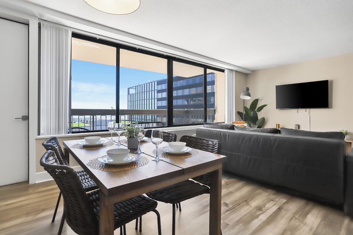 Comfort appartement, 1 slaapkamer, balkon, uitzicht op stad | Dineren in de kamer