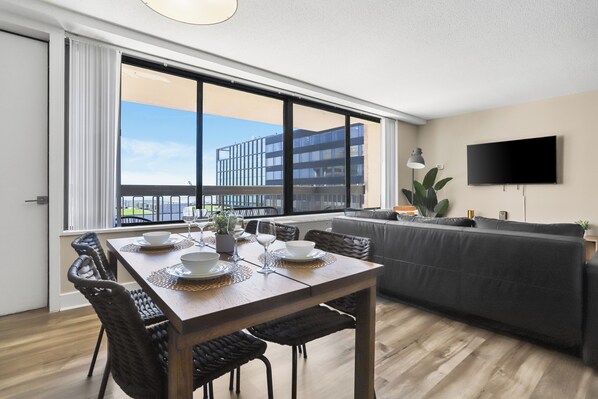 شقة مريحة - غرفة نوم واحدة - بشرفة - منظر للمدينة | تناول الطعام داخل الغرفة