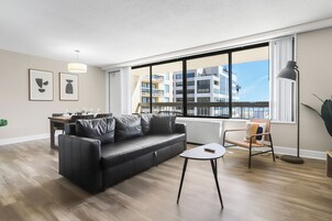 Apartamento Confort, 1 habitación, balcón, vistas a la ciudad | Zona de estar | Smart TV de 50 pulgadas con canales por cable