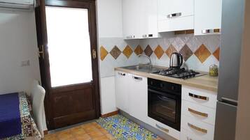 Fridge, oven, stovetop, coffee/tea maker