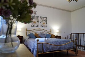 1 habitación, escritorio, tabla de planchar con plancha y cuna de viaje 