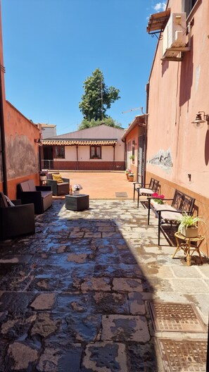 Terrace/patio - I Vacanzieri - family friendly facility, large courtyard, close to the sea (Catania)