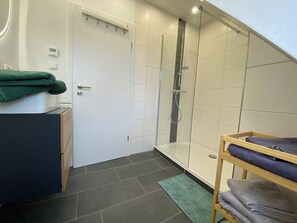 Dusche, Handtücher, Seife, Toilettenpapier