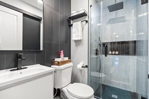 Ducha, secador de pelo, toallas y jabón