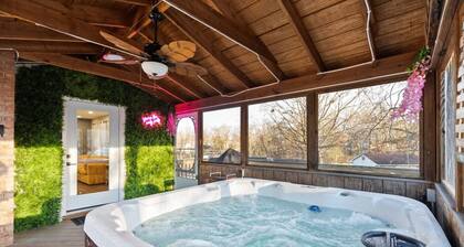 Luxury Home. Hot-tub, close to IAD & Hylton PAC.