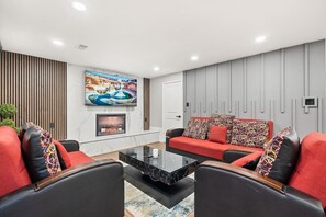 Smart TV, fireplace