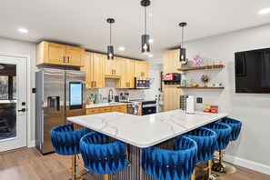 Een koelkast, een microgolfoven, een oven, een kookplaat