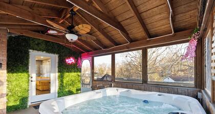 Luxury Home. Hot-tub, close to IAD & Hylton PAC.