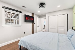 5 habitaciones, escritorio y tabla de planchar con plancha 
