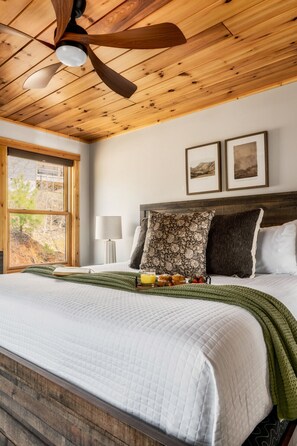 3 bedrooms, desk, iron/ironing board, travel cot - 360 Views! Firepit, Theater, Game Room, Hot Tub - Skyline Chalet (Gatlinburg)