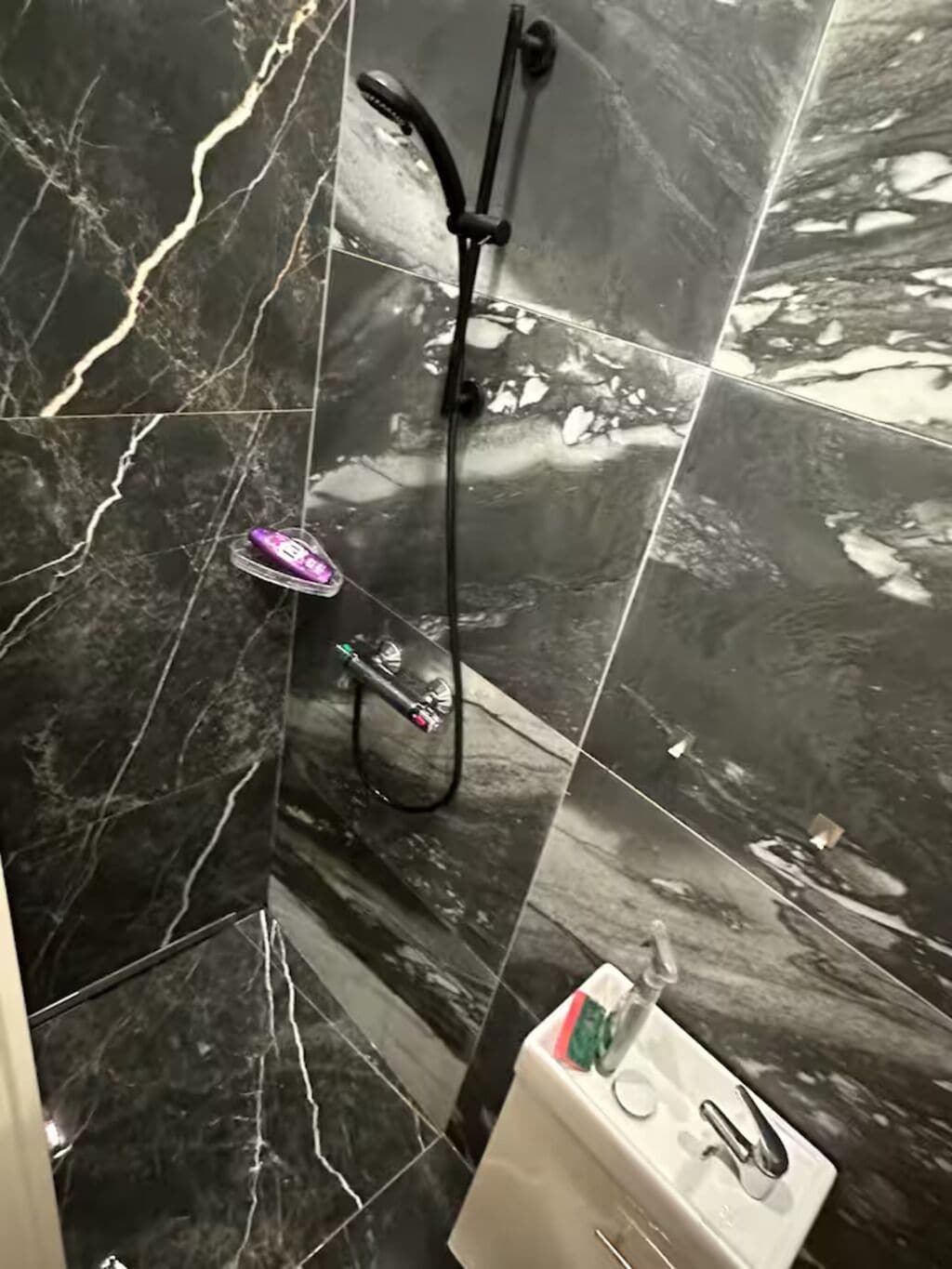 Een douche, handdoeken, zeep, shampoo