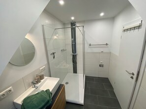 Douche, serviettes fournies, savon, papier toilette