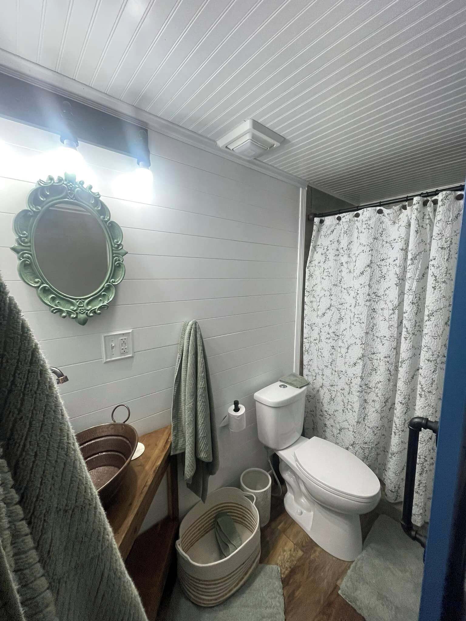 シャワー、ヘアドライヤー、タオル、石鹸