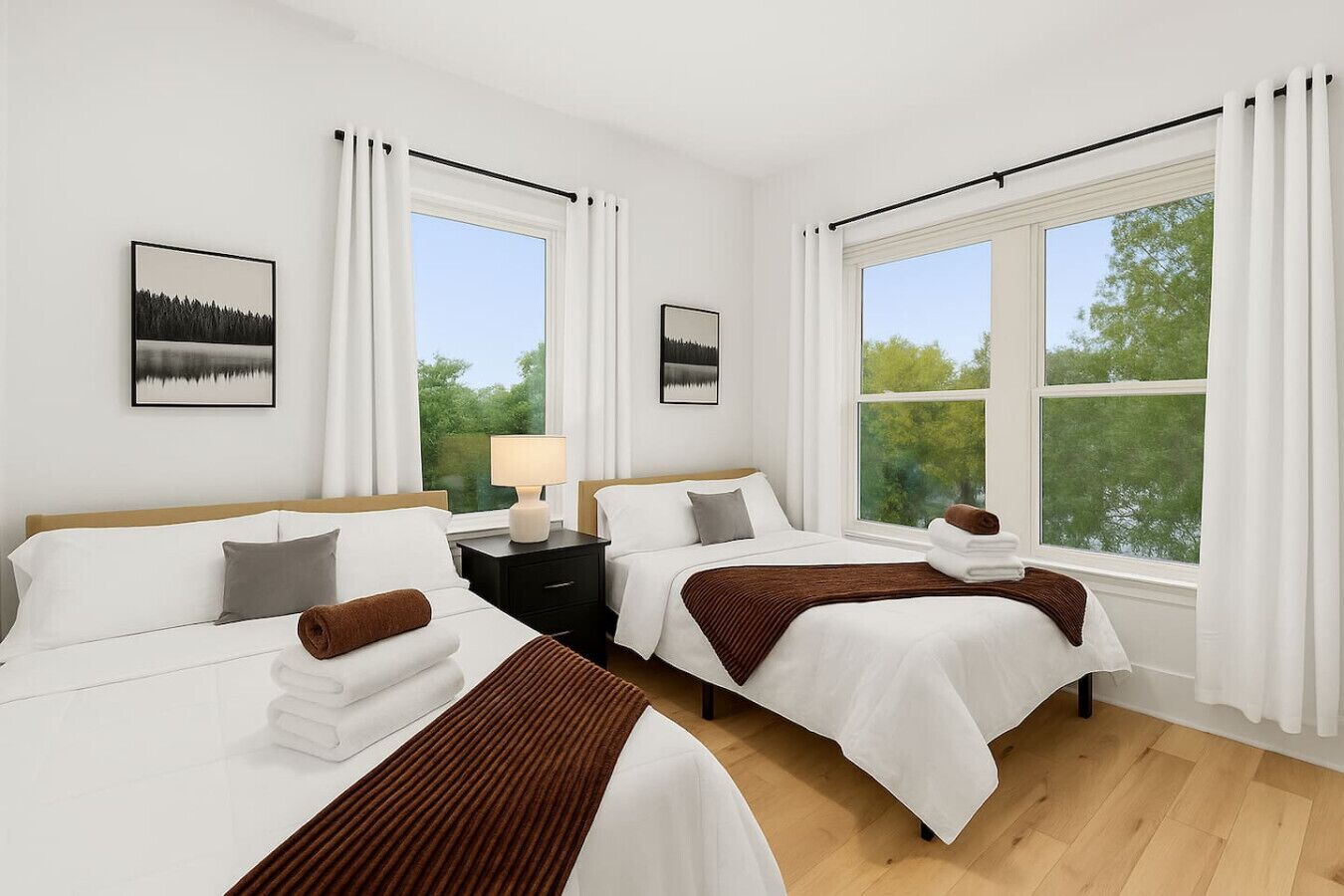 5 makuuhuonetta, työpöytä, silitysrauta/-lauta, vauvan matkasänky