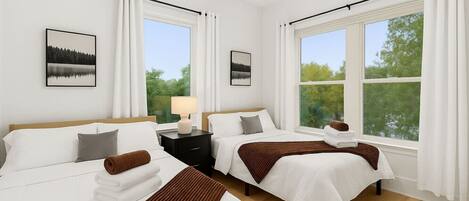 5 chambres, bureau, fer et planche Ă repasser, lit parapluie