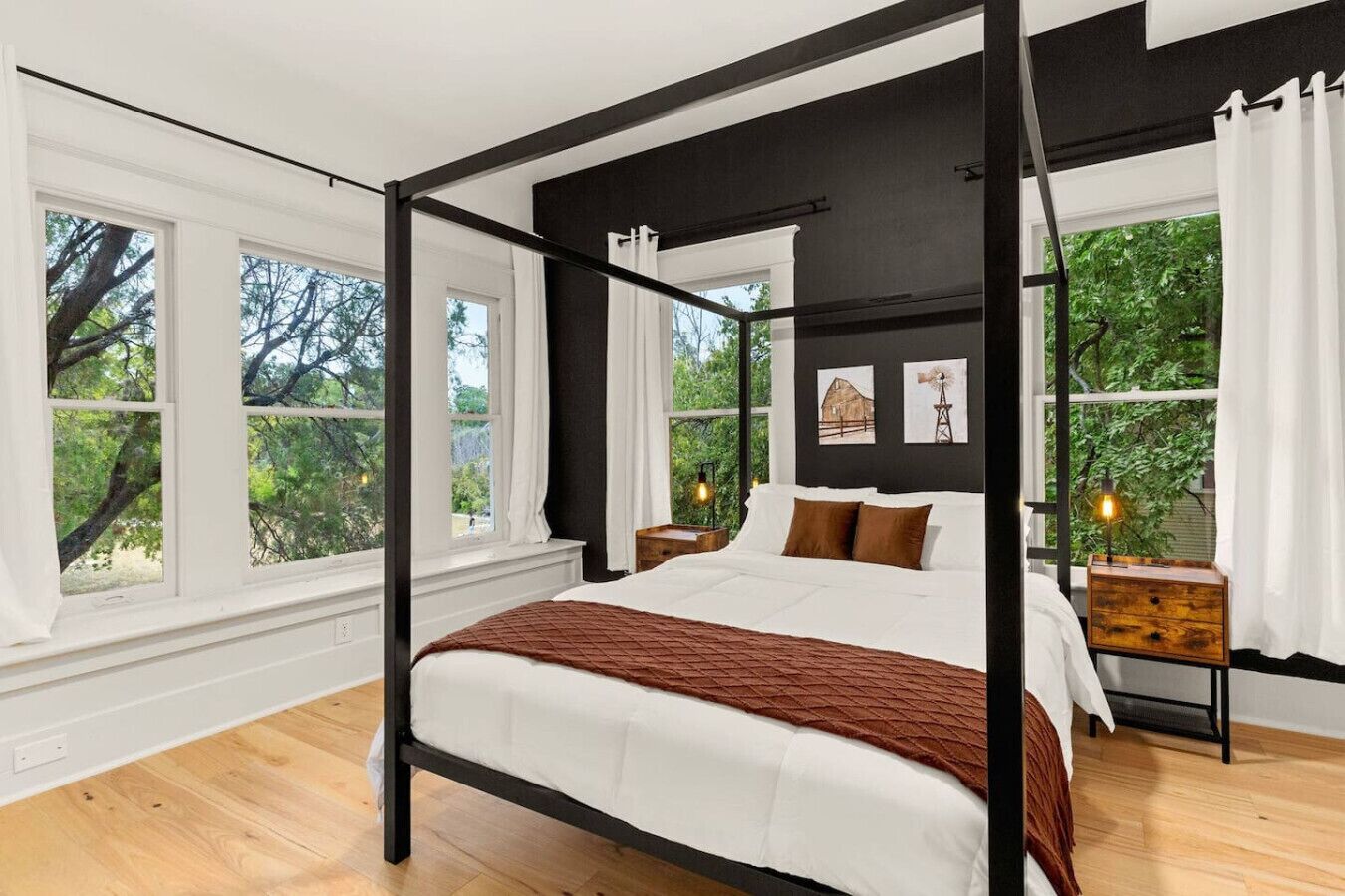 5 bedrooms, desk, iron/ironing board, travel crib