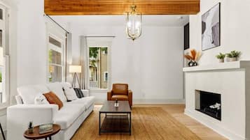 Smart TV, chimenea, videojuegos y libros